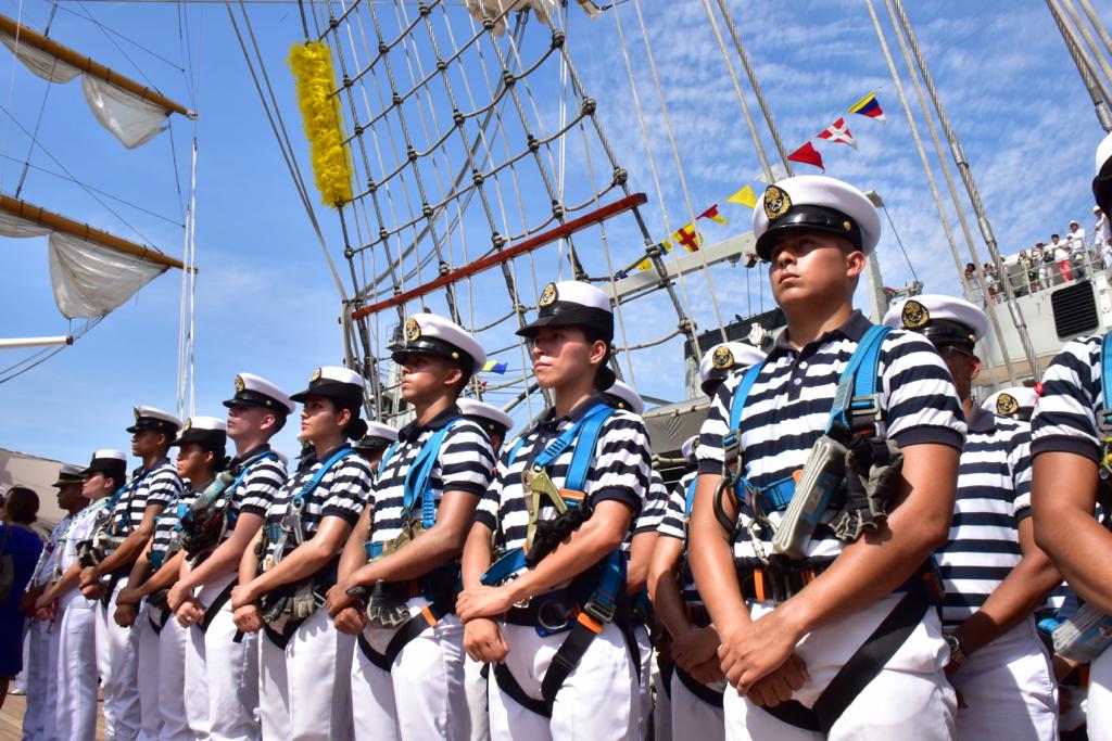 Con buena mar arriba el Buque Escuela Velero Cuauhtémoc al puerto de