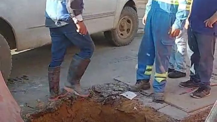 CAMIÓN RECOLECTOR DE BASURA CAE EN ZANJA