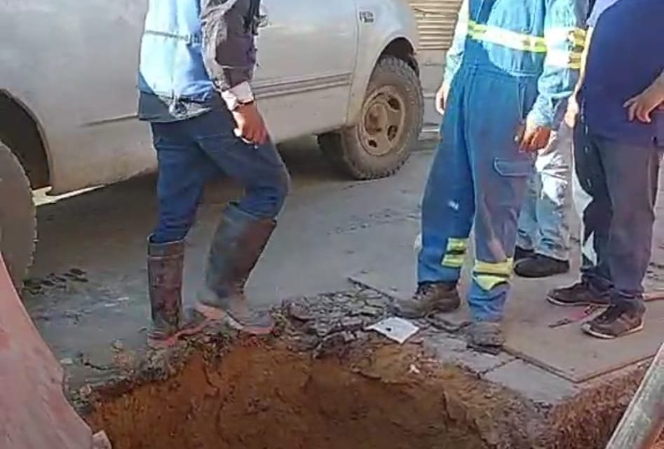 CAMIÓN RECOLECTOR DE BASURA CAE EN ZANJA