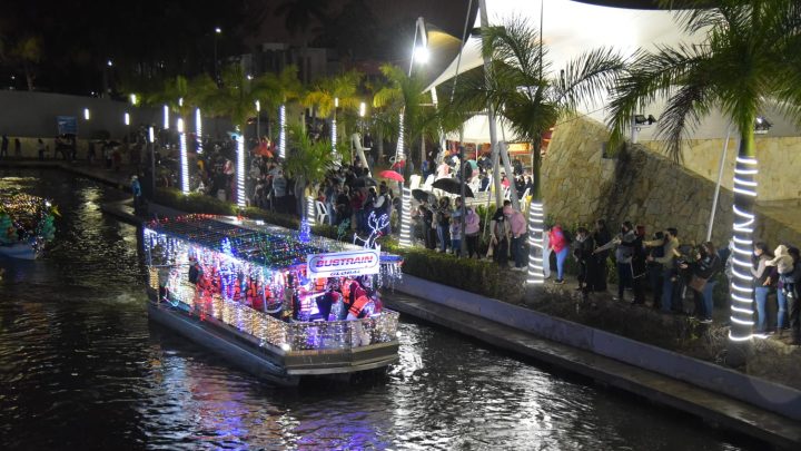 Espectacular Desfile Náutico Navideño en el Paseo La Cortadura