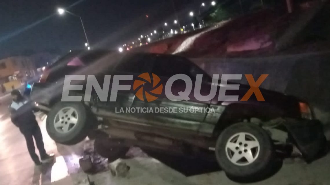 CAMIONETA CAE A CANAL A CIELO ABIERTO | Tripulantes se retiran del lugar