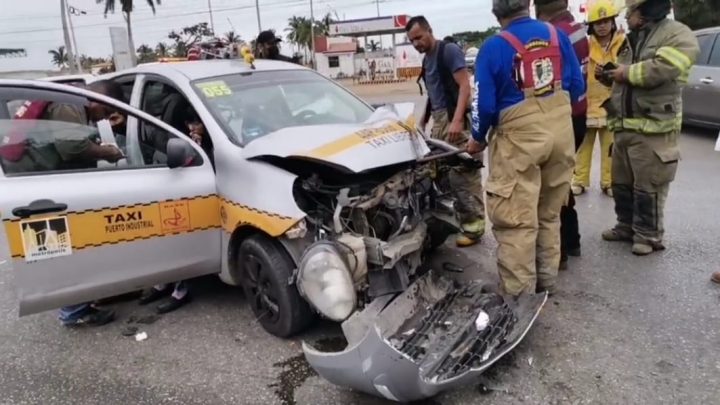 TAXI RÁPIDO Y FURIOSO CHOCA CONTRA TRÁILER