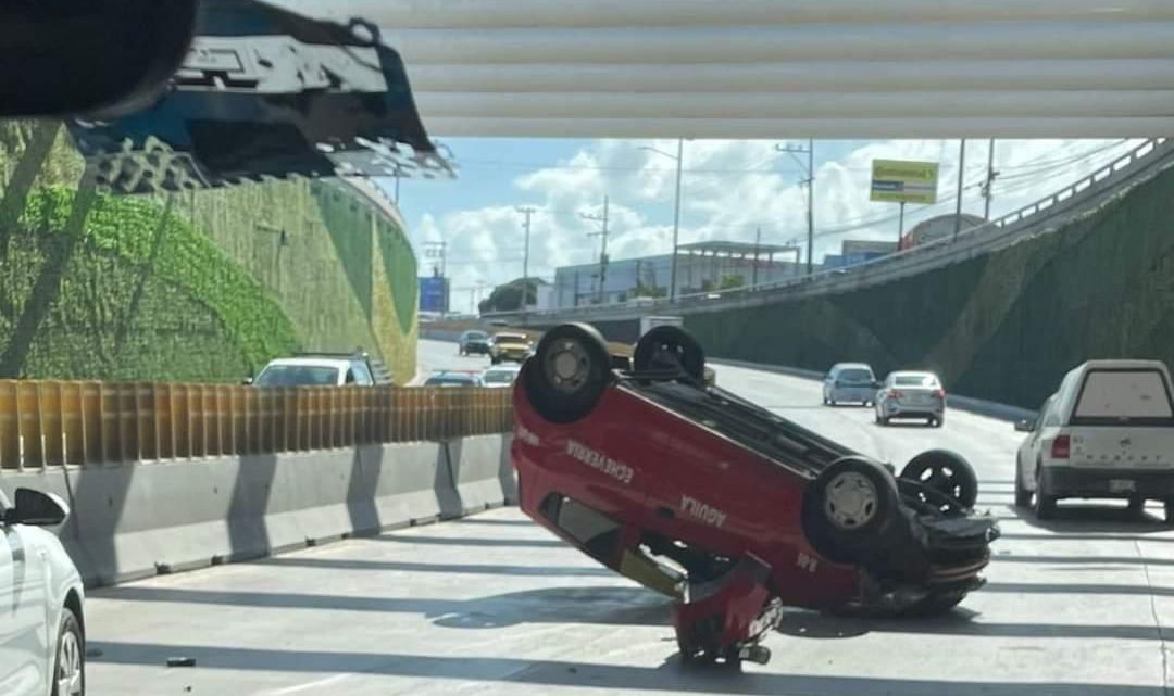 CARRO DE RUTA VUELCA EN EL PASO A DESNIVEL