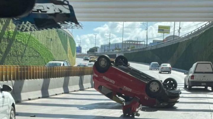 CARRO DE RUTA VUELCA EN EL PASO A DESNIVEL