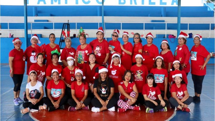 CLASE NAVIDEÑA DE ZUMBA EN PUERTAS COLORADAS