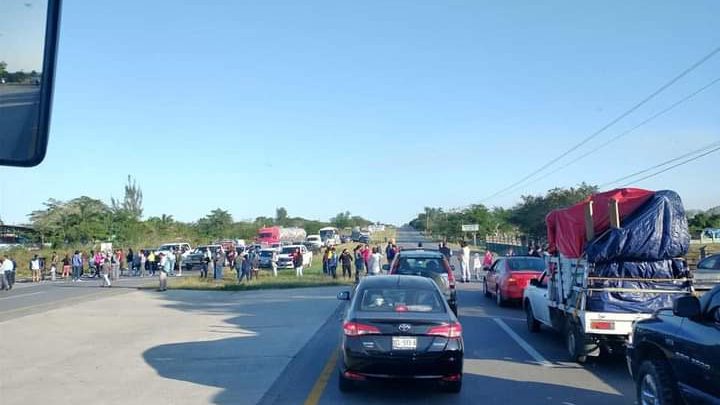 POR FALTA DE LUZ BLOQUEAN LA CARRETERA TAMPICO-MANTE