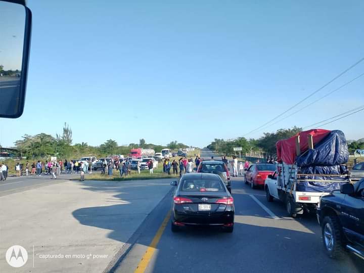 POR FALTA DE LUZ BLOQUEAN LA CARRETERA TAMPICO-MANTE