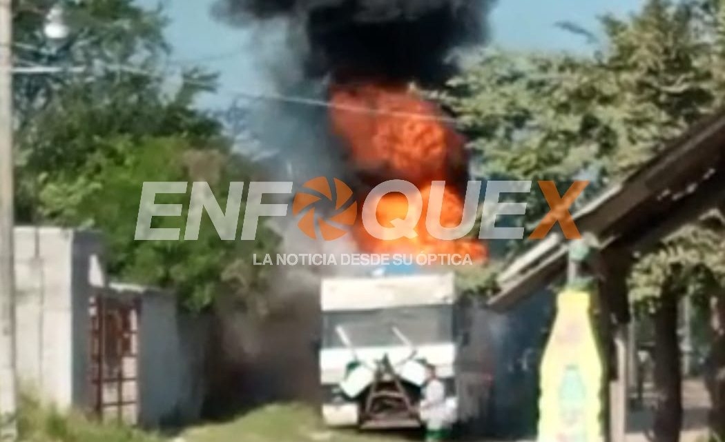 VIEJO CAMIÓN  | Queda reducido a cenizas, acuden Bomberos de Tampico