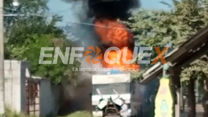 VIEJO CAMIÓN  | Queda reducido a cenizas, acuden Bomberos de Tampico