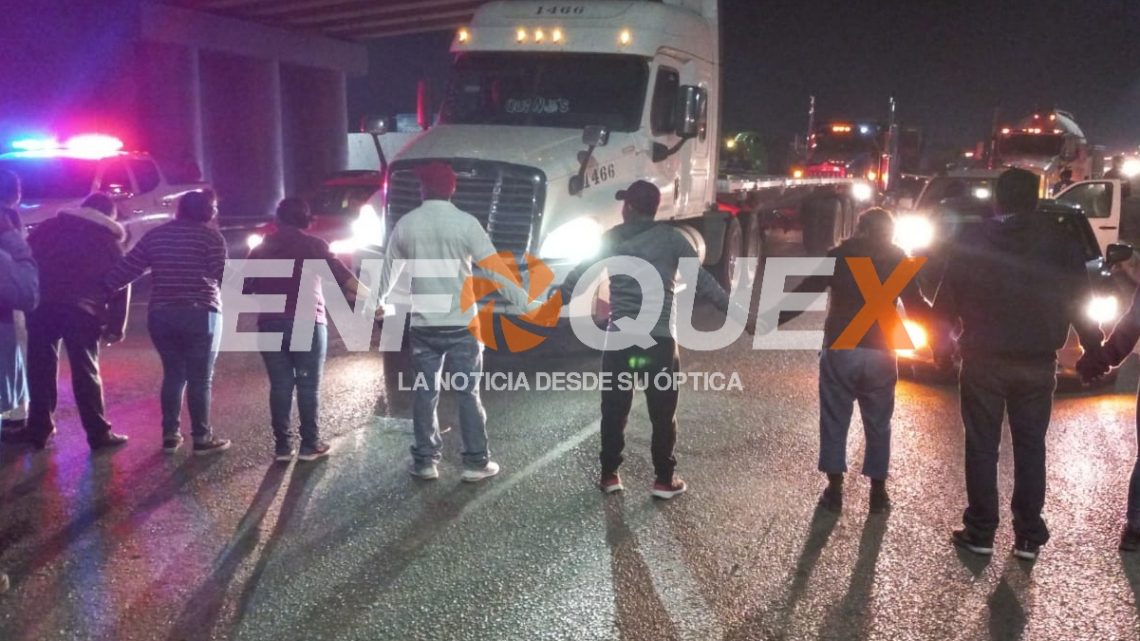 Por falta de luz, vecinos de Altamira bloquean carretera y retienen  trabajadores de CFE