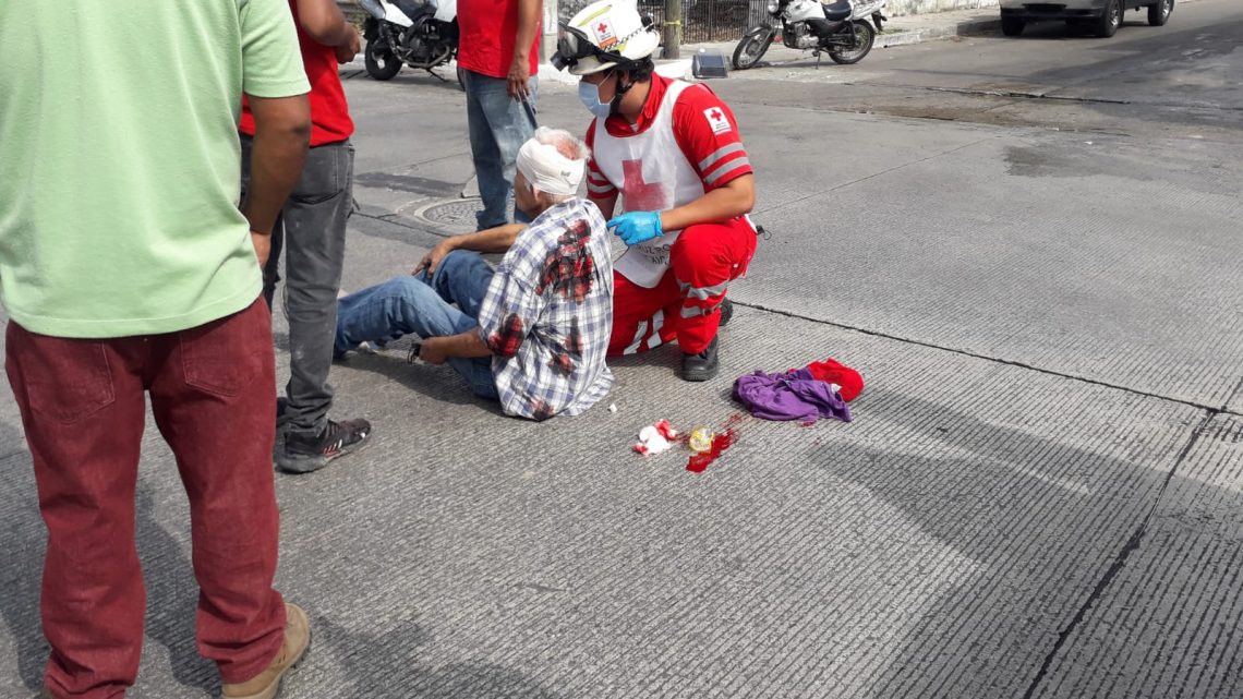 MUJER ARROLLA A ABUELITO