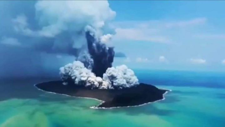 ESPECTACULAR ERUPCIÓN DE UN VOLCÁN MARINO (Video)