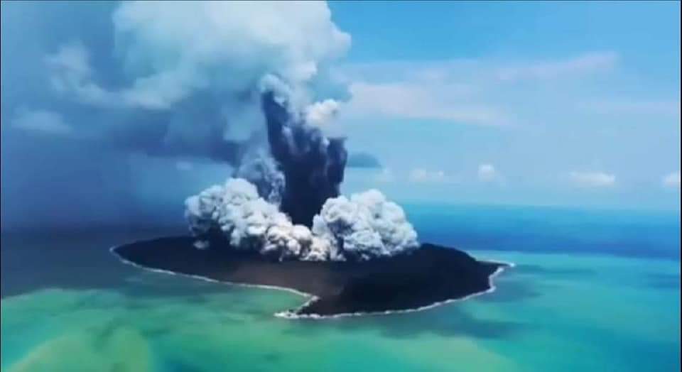 ESPECTACULAR ERUPCIÓN DE UN VOLCÁN MARINO (Video)