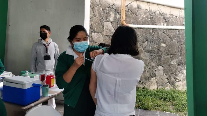 Comienza IMSS Tamaulipas aplicación de refuerzo de vacuna COVID-19 a personal de salud.