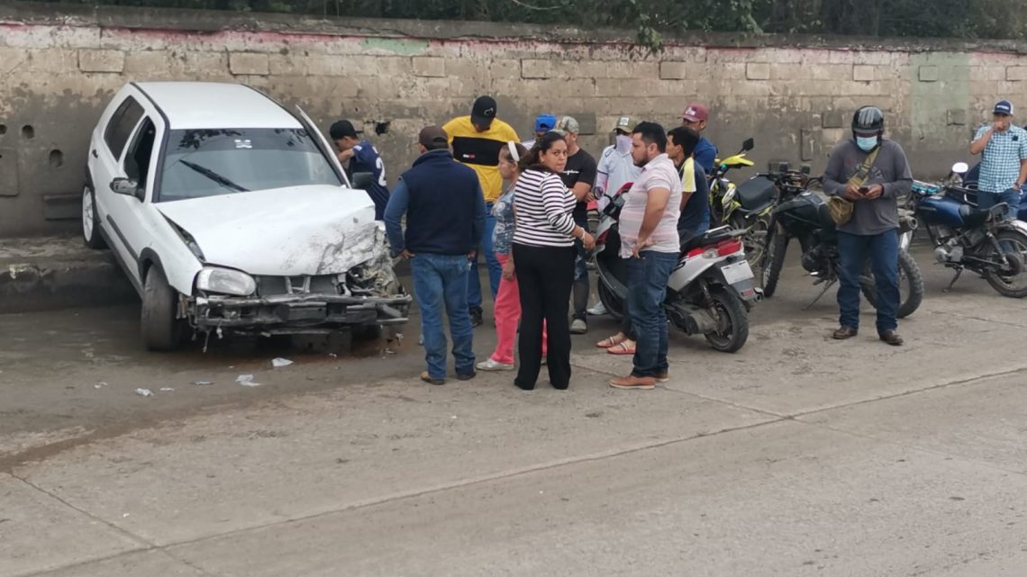 Espectacular accidente entre camioneta y compacto