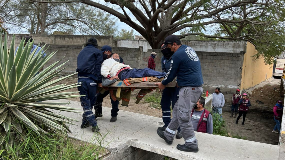 Abuelito en bicicleta cae en canal