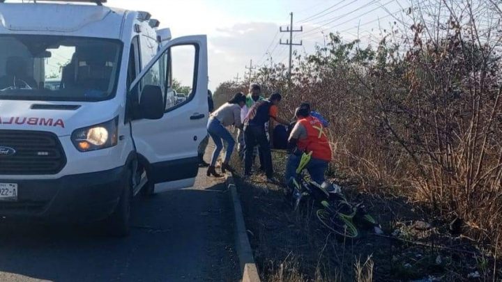 JOVEN MUJER POLICÍA DERRAPA EN SU MOTO