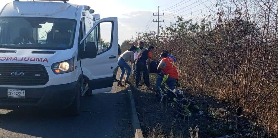 JOVEN MUJER POLICÍA DERRAPA EN SU MOTO