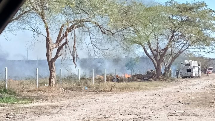 ACUDEN BOMBEROS A SOFOCAR INCENDIO DE PASTIZAL, BASURA Y LLANTAS