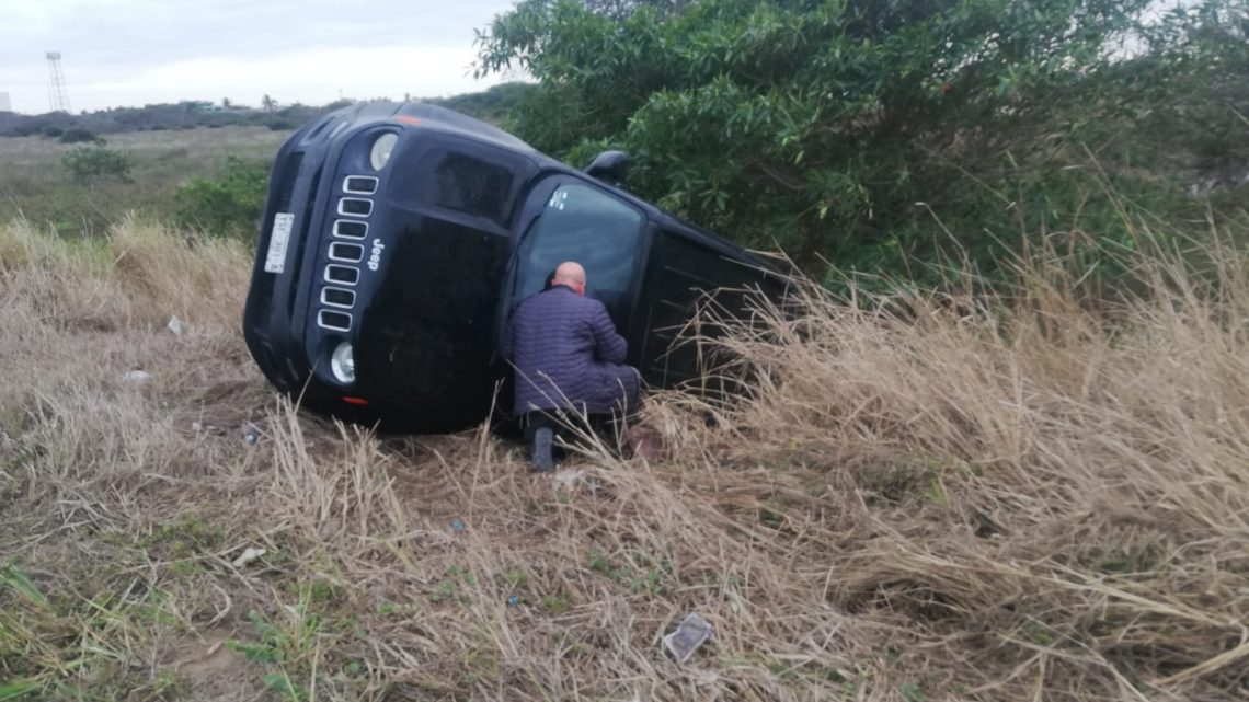 MUJER PERMANECE UNA HORA PRENSADA