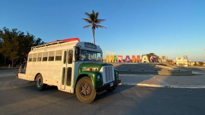 En honor a su madre que falleció por Covid, hijos y nieto emprenden viaje en autobús escolar