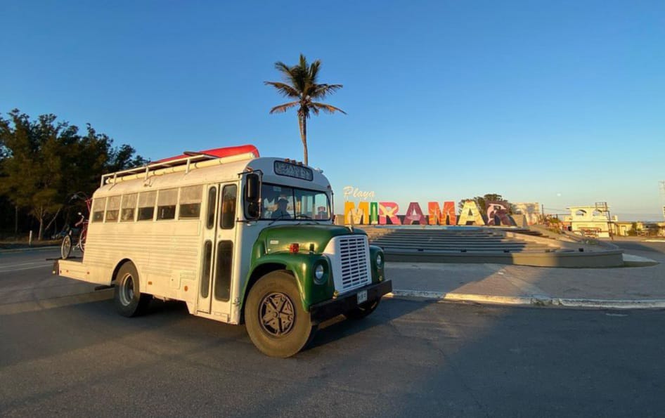 En honor a su madre que falleció por Covid, hijos y nieto emprenden viaje en autobús escolar