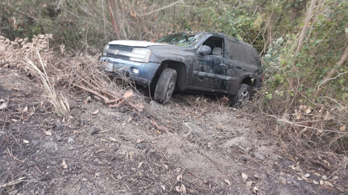 CAMIONETA SE VA AL FONDO DE BARRANCO