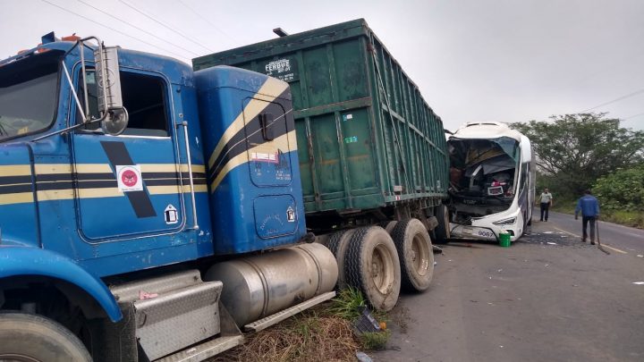 AUTOBÚS CHOCA POR ALCANCE