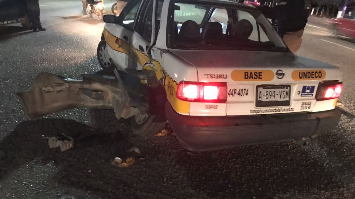 TAXISTA DA VUELTA EN «U» Y LO CHOCAN