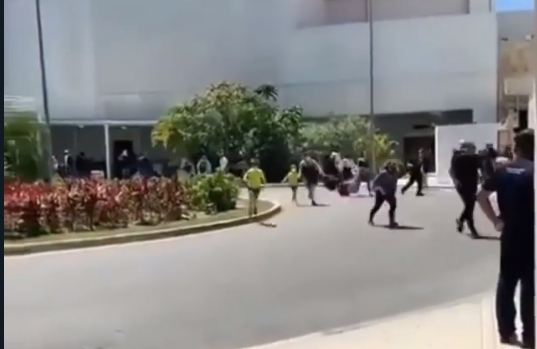 Terror en Cancún, reportan disparos en aeropuerto [Video]