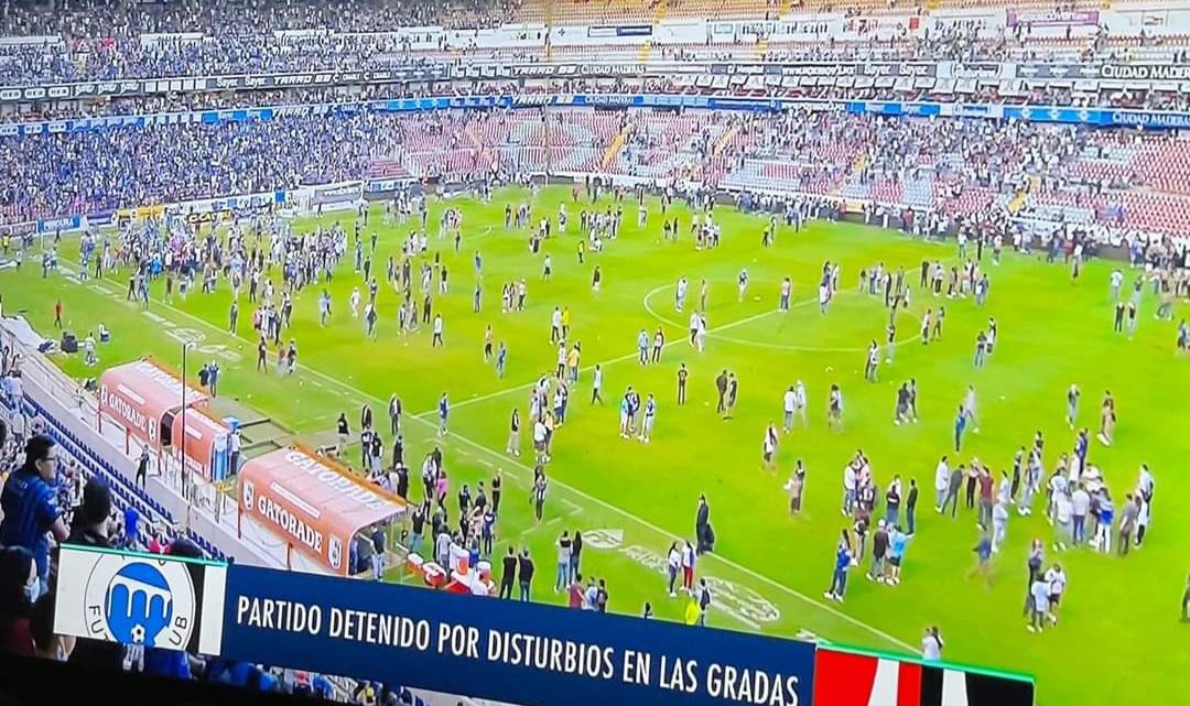 TERRIBLE Y TRÁGICO |Disturbios en el juego entre Querétaro y el Atlas (Videos fuertes)