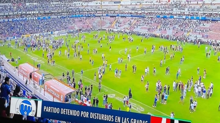 TERRIBLE Y TRÁGICO |Disturbios en el juego entre Querétaro y el Atlas (Videos fuertes)