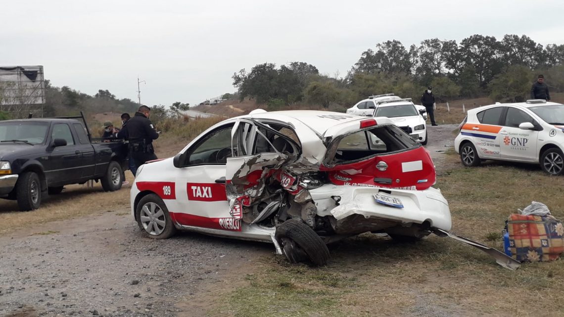 Auto compacto embiste un taxi