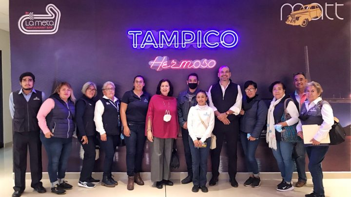 Recorren Museo del Automóvil guías de turistas de Tampico