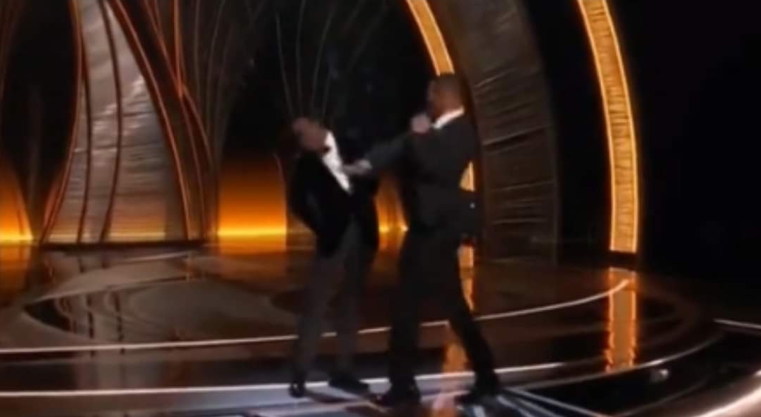 Will Smith golpea a Chris Rock en plena ceremonia de los Oscar [Video]