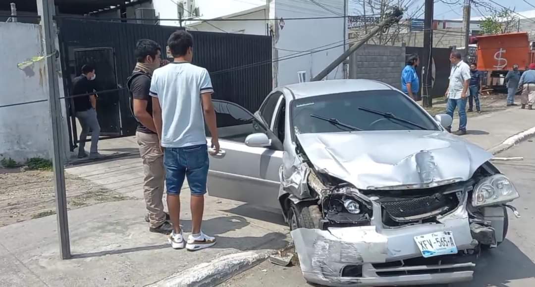 HASTA ESTACIONADOS MOTOCICLISTAS RESULTAN LESIONADOS