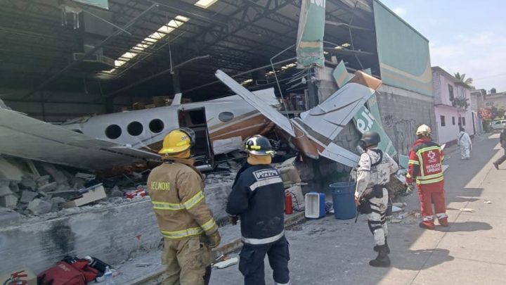 Cae avioneta sobre tienda Aurrera en Morelos