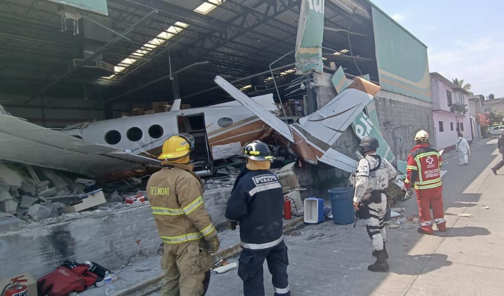 Cae avioneta sobre tienda Aurrera en Morelos