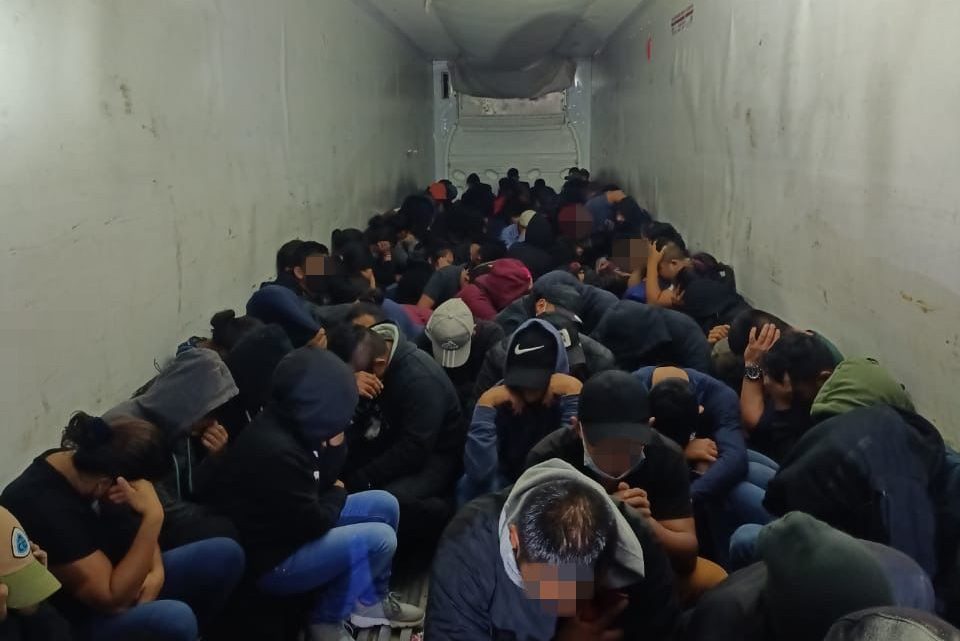 Identifica INM a 133 personas migrantes extranjeras hacinadas en caja refrigerada de tractocamión