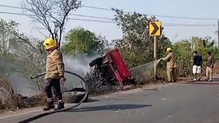 VUELCA Y SE INCENDIA