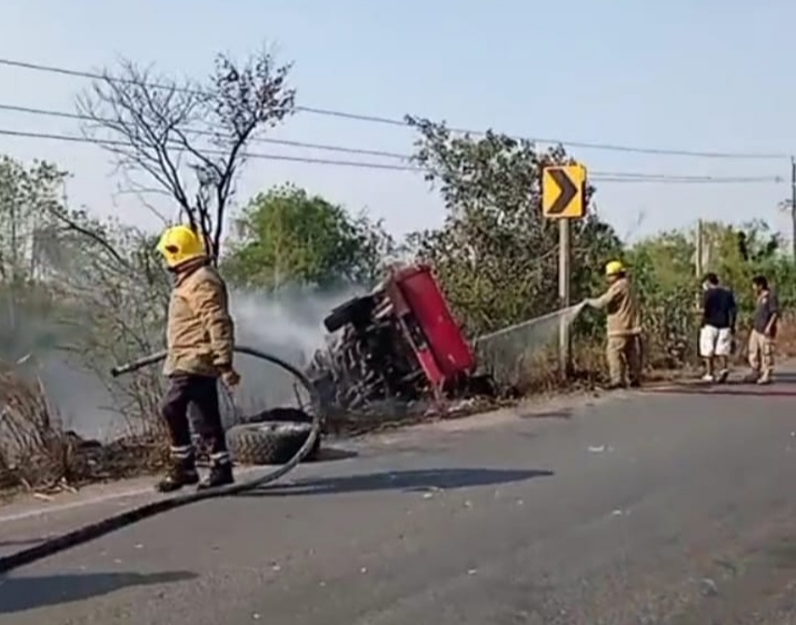 VUELCA Y SE INCENDIA