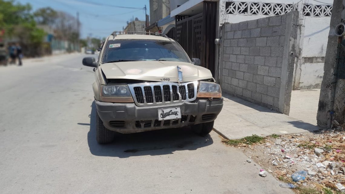 A OTRA MUJER SE LE ATRAVESÓ UN REMOLQUE ESTACIONADO