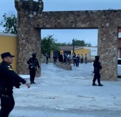 Operativo en un motel de Escobedo, hallan a una mujer sin vida