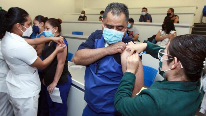 IMSS y SNTSS coordinan esfuerzos para reforzar la vacunación para personal de salud que atiende COVID-19