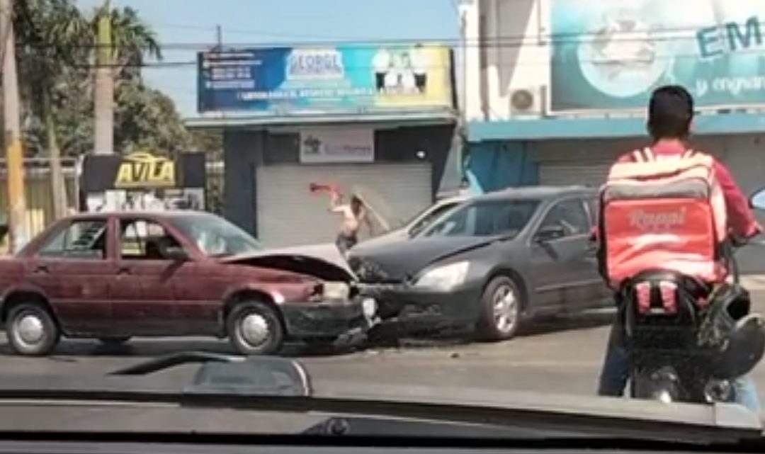 REPORTERA CIUDADANA | Graba incendio de coche y choque [Video]