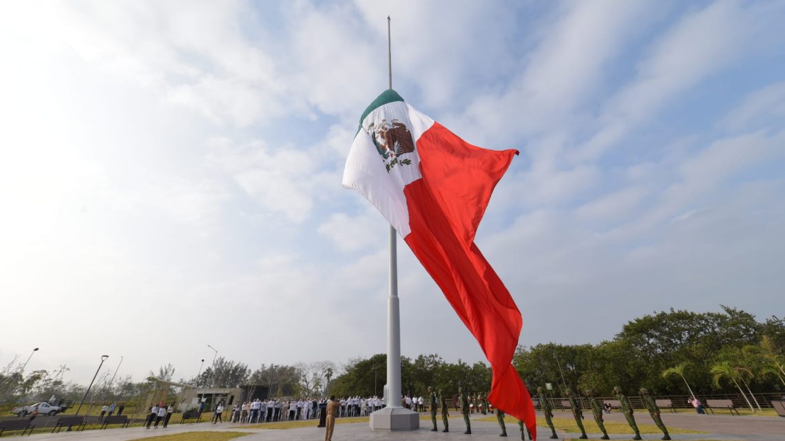 Realizan Izamiento de Monumental Bandera en el Parque Ferial de Tampico