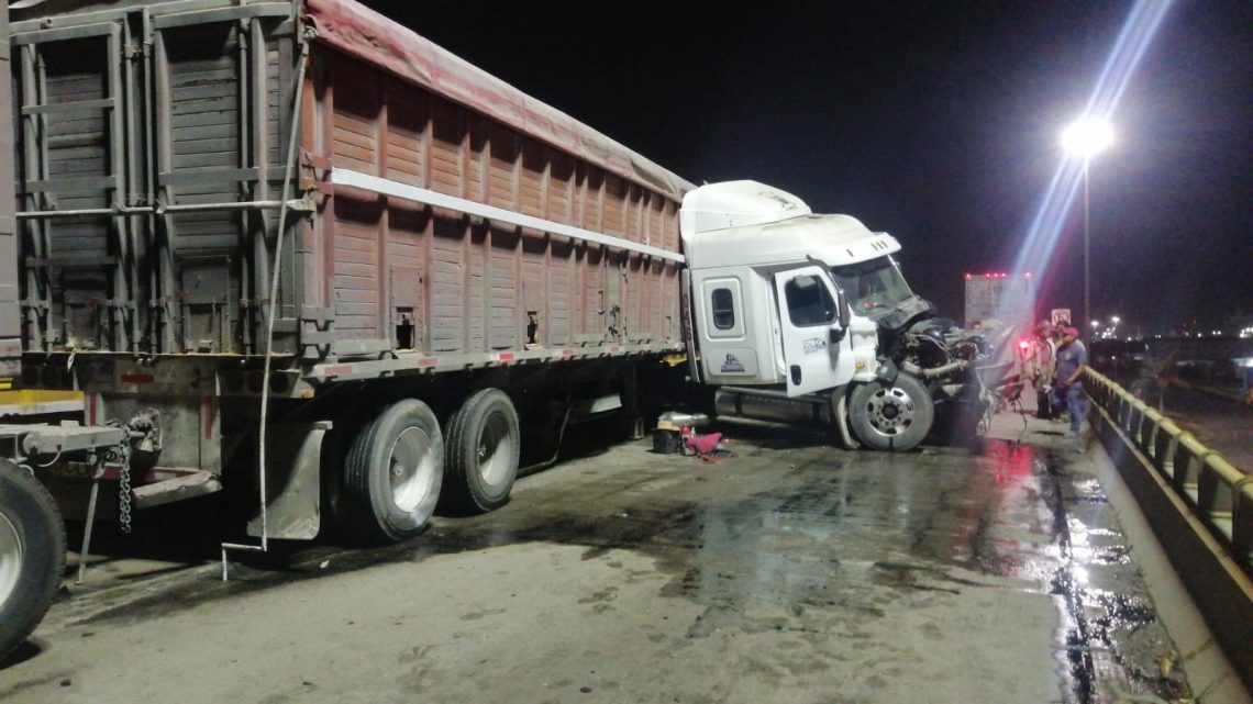 TRÁILER CHOCA CONTRA EL MURO DE CONTENCIÓN