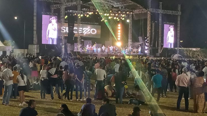 Cientos de fans esperan el concierto de Bronco