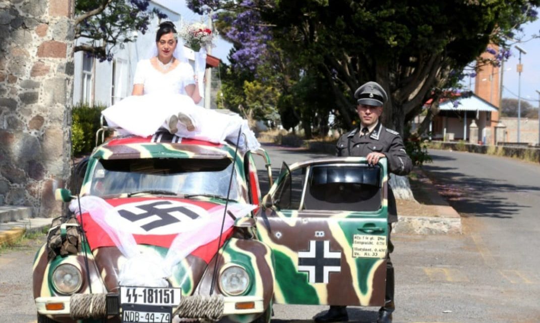 Pareja realiza boda con temática nazi