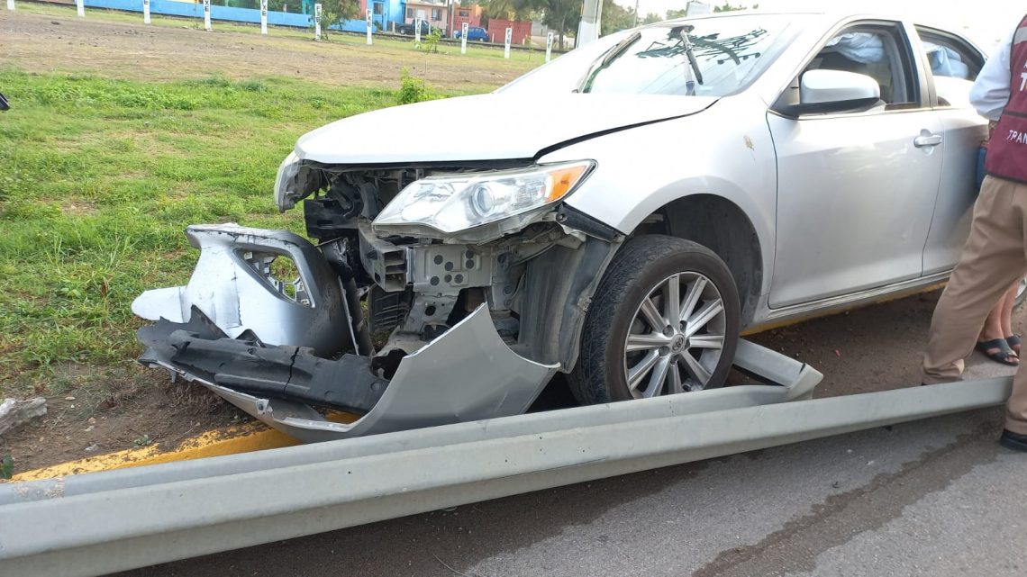 CONDUCTORA PIERDE EL SENTIDO Y CHOCA CONTRA MURO METÁLICO